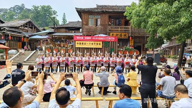 贵州从江：岜沙苗寨举行“中国旅游日”庆祝活动