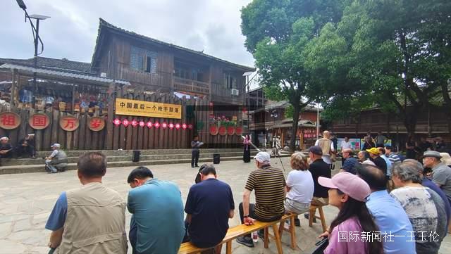 岜沙苗寨再添新地标！贵州知名美术家陈红旗红旗美术馆正式开馆
