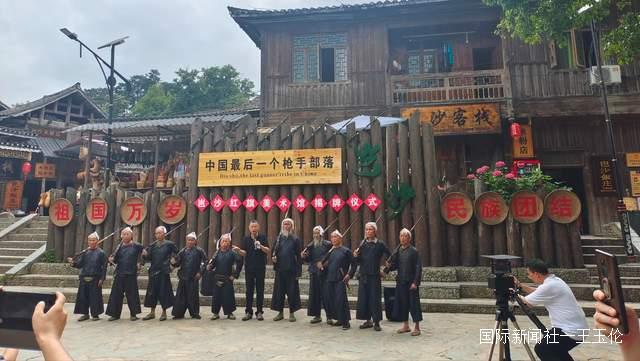 岜沙苗寨再添新地标！贵州知名美术家陈红旗红旗美术馆正式开馆
