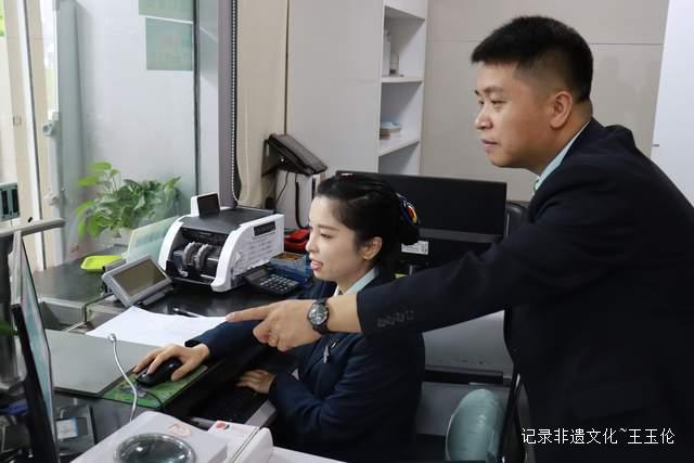 贵州从江县邮政银行及时解决务工人员银行卡问题,赢得乡亲们点赞