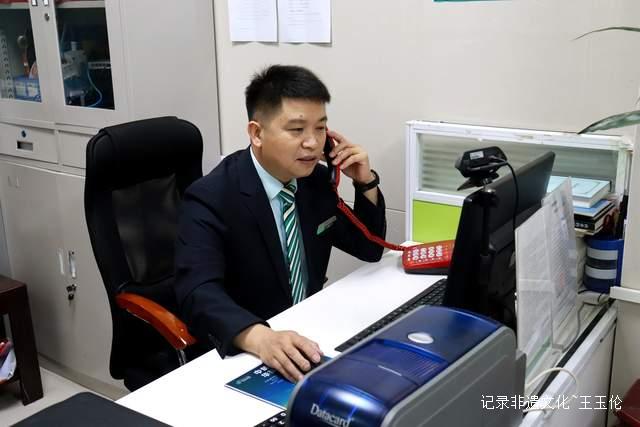 贵州从江县邮政银行及时解决务工人员银行卡问题,赢得乡亲们点赞
