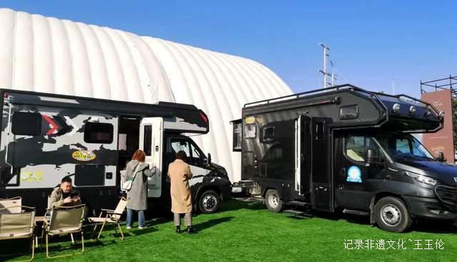 蔡朝林副省长莅临露营之家贵州云仓新年特卖会考察调研