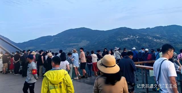 2025年“五一”黄金周:从江县变身欢乐海洋,民俗文化与自然风光引爆旅游热潮