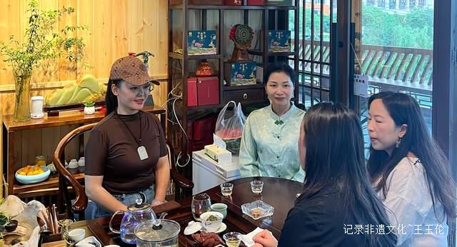 都匀市西山大桥下的温情传递:铜鼓女神李琴领衔端午公益盛宴