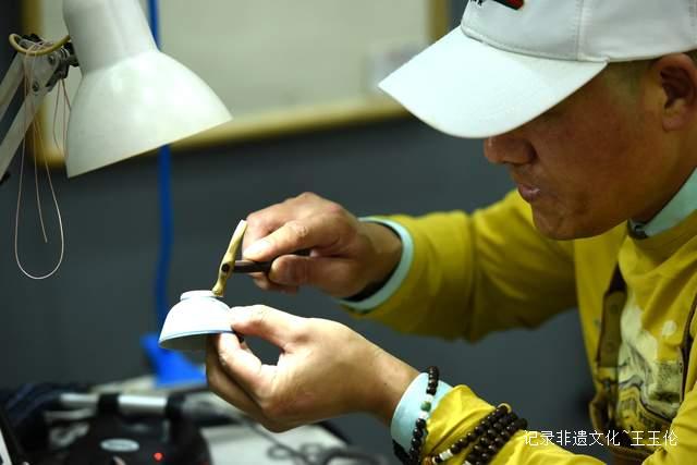 柳波：传承锔瓷非遗文化在残瓷中寻找残缺美学
