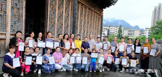 银拓生辉：都匀市民近距离感受非遗技艺之美