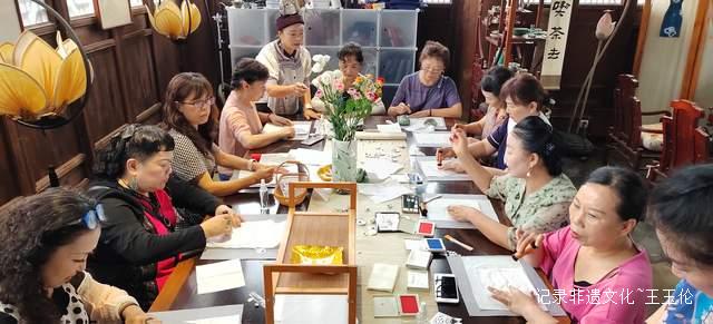 银拓生辉:都匀市民近距离感受非遗技艺之美