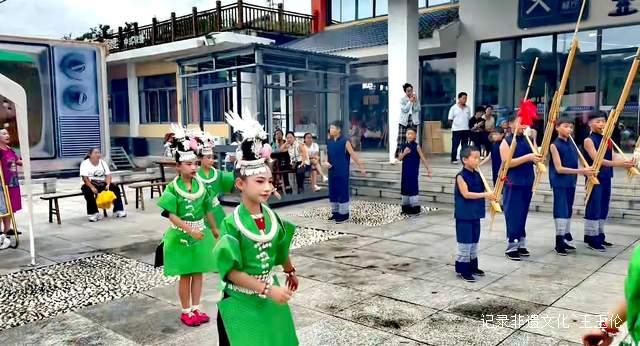 芦笙响起高速路!黔东南民族小舞者服务区快闪引万人围观