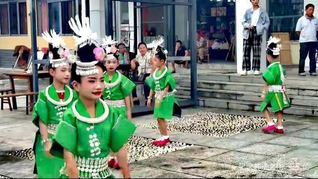 芦笙响起高速路!黔东南民族小舞者服务区快闪引万人围观