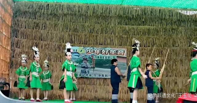 芦笙响起高速路!黔东南民族小舞者服务区快闪引万人围观