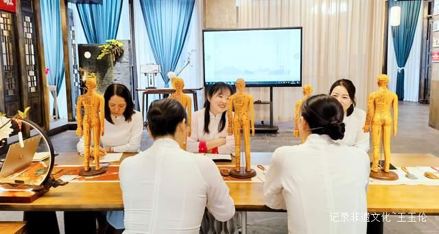 非药物疗法新突破!贵州政企学界共聚玉梳悅己堂研讨梳疗康养