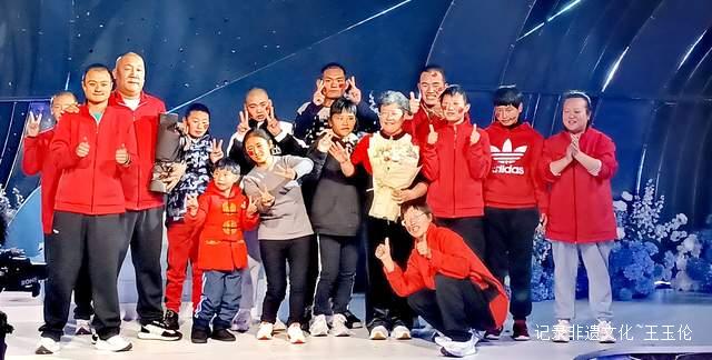 用十七年时光浇灌希望之花：吕昕烛与700个孩子的暖心公益路