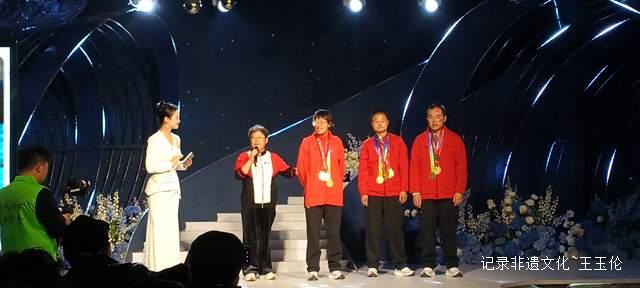 用十七年时光浇灌希望之花：吕昕烛与700个孩子的暖心公益路