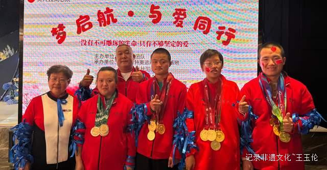 用十七年时光浇灌希望之花：吕昕烛与700个孩子的暖心公益路