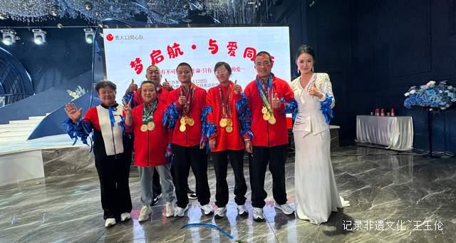 用十七年时光浇灌希望之花:吕昕烛与700个孩子的暖心公益路