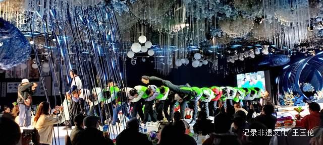 用十七年时光浇灌希望之花：吕昕烛与700个孩子的暖心公益路