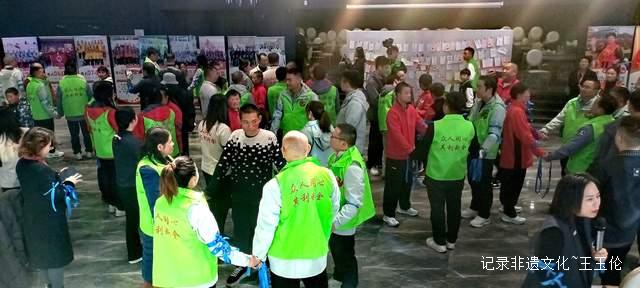 用十七年时光浇灌希望之花：吕昕烛与700个孩子的暖心公益路