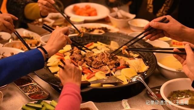 六盘水烙锅七十二变 一锅融尽黔地风味与人间故事