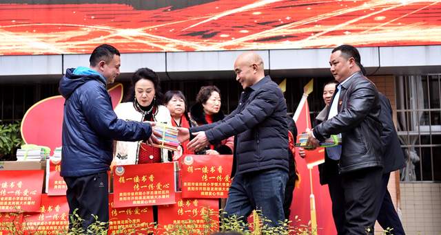 书香暖寒冬 爱心润童心 ——“关爱乡村儿童，共建爱心书屋”捐书活动温情举行