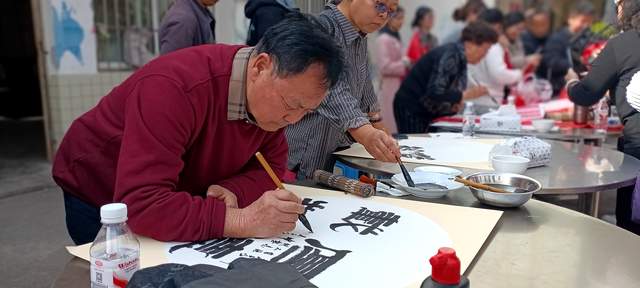 冬阳暖照龙马新 文化馨香润心田 ——“助力乡村振兴共建和美社区”活动温暖普定