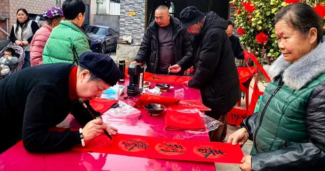 红联映笑靥 墨香润山乡——贵州省写作学会文化下乡活动温暖龙里牛滚塘
