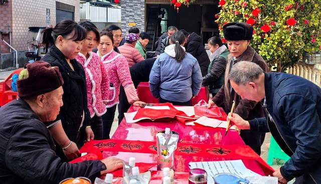 红联映笑靥 墨香润山乡——贵州省写作学会文化下乡活动温暖龙里牛滚塘