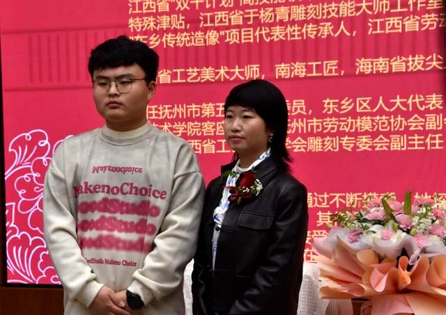 第五代木雕非遗传承人于杨青女士贵阳首收弟子，非遗传承注入青春力量