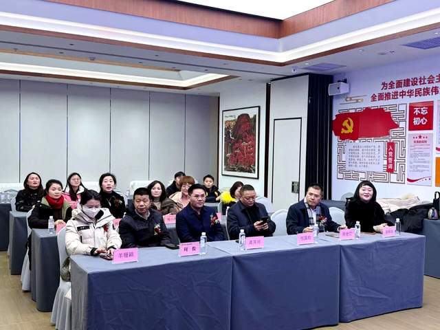 第五代木雕非遗传承人于杨青女士贵阳首收弟子，非遗传承注入青春力量