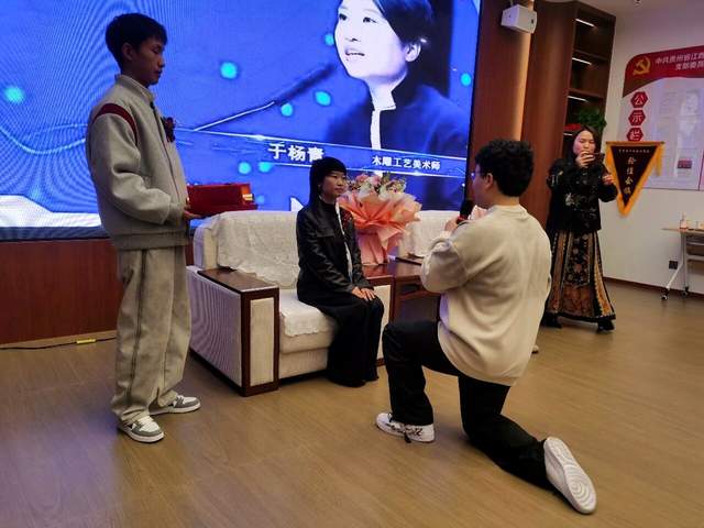 第五代木雕非遗传承人于杨青女士贵阳首收弟子，非遗传承注入青春力量