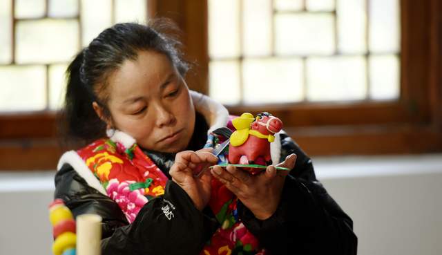 瑞气盈门“闹”非遗 指尖传承寻年味：  六盘水钟山区举办“非遗贺新春·指尖承非遗”主题体验活动