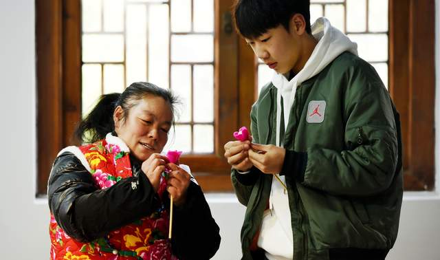 瑞气盈门“闹”非遗 指尖传承寻年味：  六盘水钟山区举办“非遗贺新春·指尖承非遗”主题体验活动