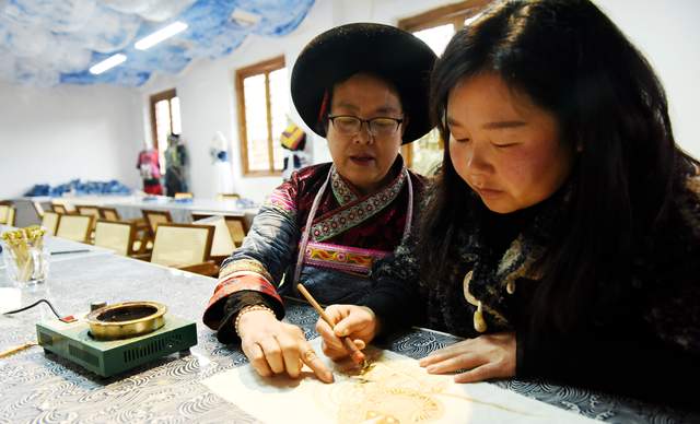 瑞气盈门“闹”非遗 指尖传承寻年味：  六盘水钟山区举办“非遗贺新春·指尖承非遗”主题体验活动