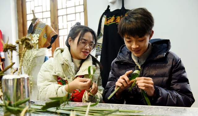 瑞气盈门“闹”非遗 指尖传承寻年味：  六盘水钟山区举办“非遗贺新春·指尖承非遗”主题体验活动