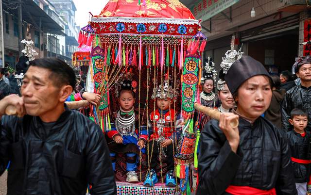 千根银饰映春色 一曲侗歌认旧邻——从江宰门村260余名外嫁姑妈正月初六盛装回娘家