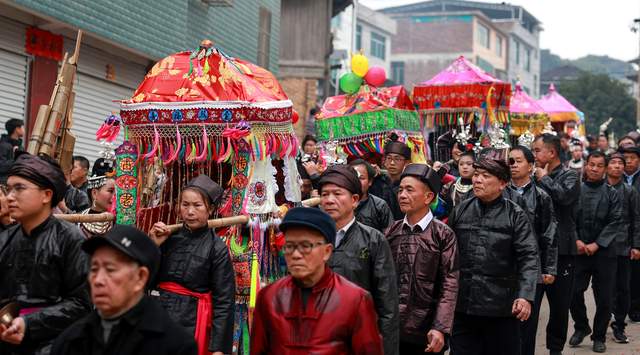 千根银饰映春色 一曲侗歌认旧邻——从江宰门村260余名外嫁姑妈正月初六盛装回娘家