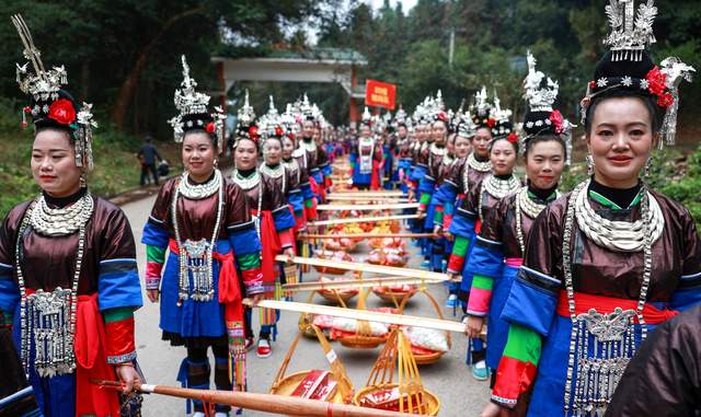 千根银饰映春色 一曲侗歌认旧邻——从江宰门村260余名外嫁姑妈正月初六盛装回娘家