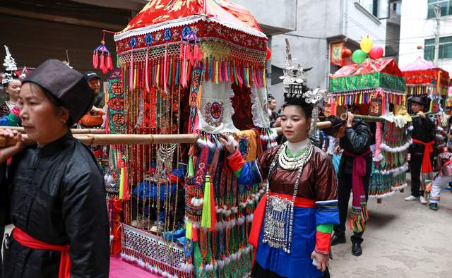 千根银饰映春色 一曲侗歌认旧邻——从江宰门村260余名外嫁姑妈正月初六盛装回娘家