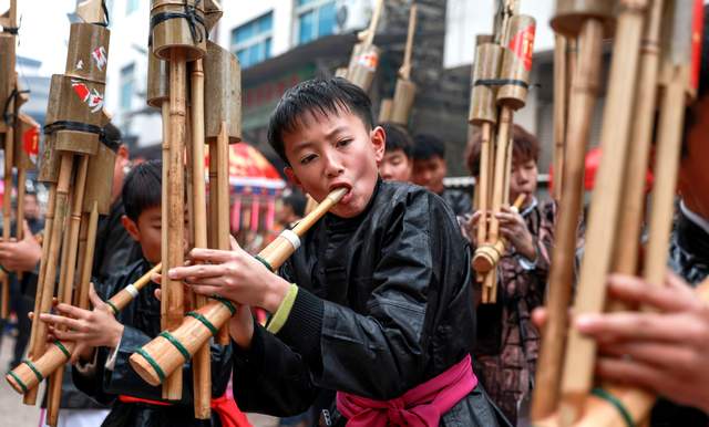 千根银饰映春色 一曲侗歌认旧邻——从江宰门村260余名外嫁姑妈正月初六盛装回娘家
