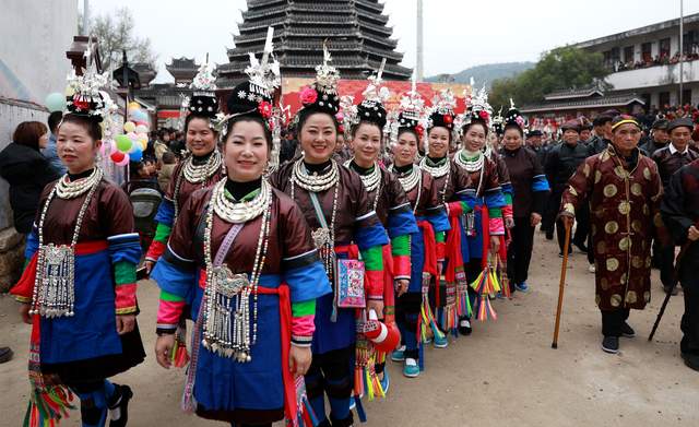 千根银饰映春色 一曲侗歌认旧邻——从江宰门村260余名外嫁姑妈正月初六盛装回娘家