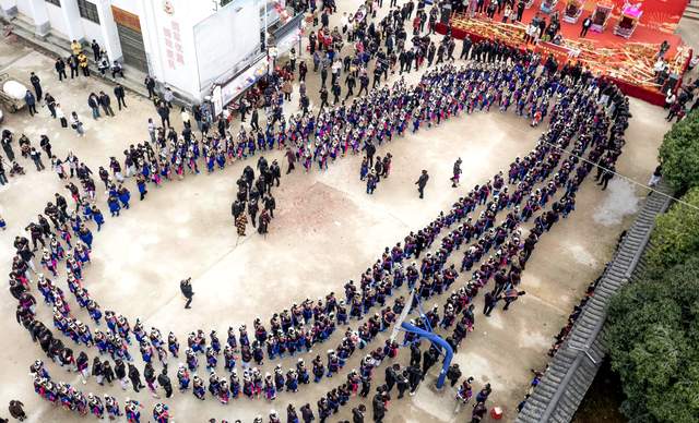 千根银饰映春色 一曲侗歌认旧邻——从江宰门村260余名外嫁姑妈正月初六盛装回娘家