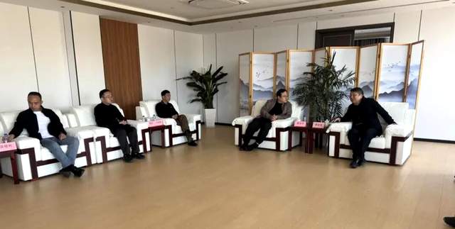 从“红色老区”到“产业蓝海”：晋江内坑镇问路金华山，探寻三百亿拖鞋产业的共富“密钥”