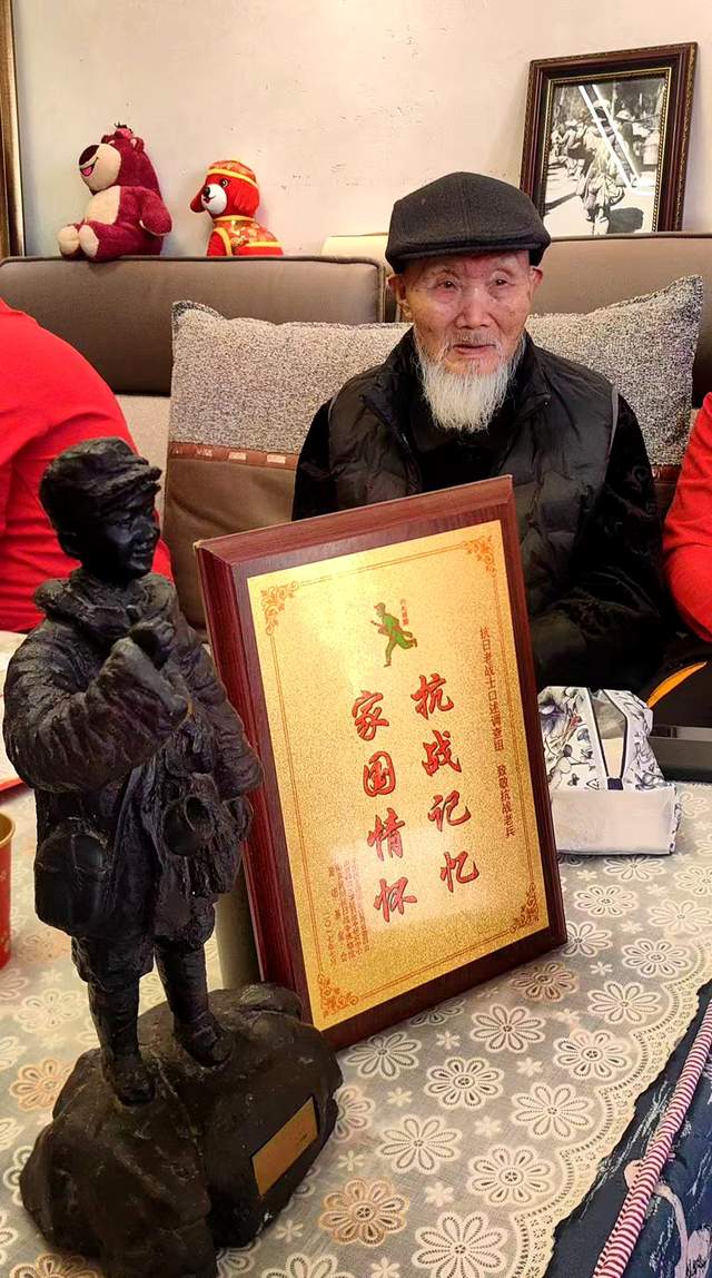 烽火少年英雄志，盛世不忘老兵情——花溪青岩《毛选》读书会代表看望慰问抗战老兵陈友礼