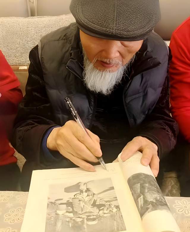 烽火少年英雄志，盛世不忘老兵情——花溪青岩《毛选》读书会代表看望慰问抗战老兵陈友礼