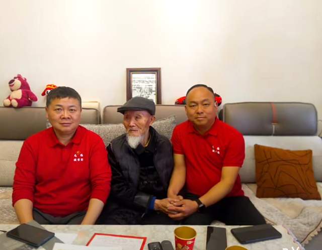 烽火少年英雄志，盛世不忘老兵情——花溪青岩《毛选》读书会代表看望慰问抗战老兵陈友礼