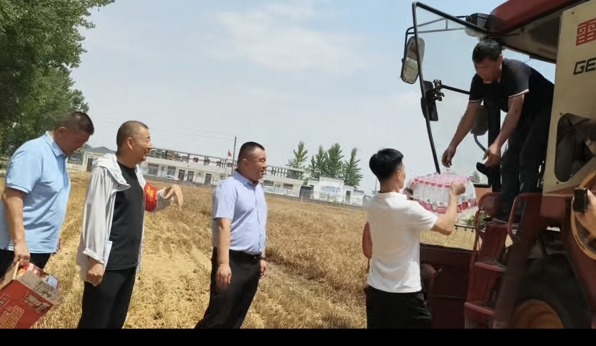 爱心慰问送清凉 助力夏收保平安｜太康快鹿客运慰问夏收防火一线工作人员