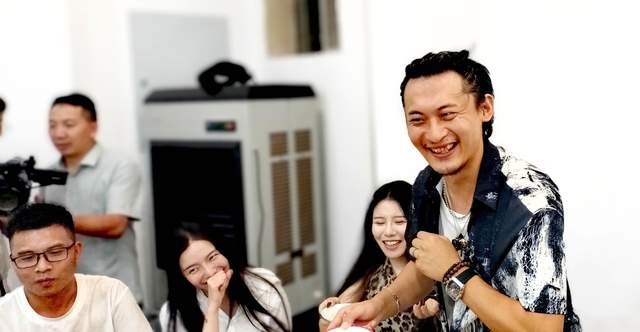 片场烛光映照“范老鬼”： 《猎鹰风暴》开机第十三天，范瑞思的三十三岁生日