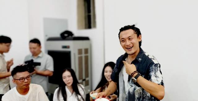 片场烛光映照“范老鬼”： 《猎鹰风暴》开机第十三天，范瑞思的三十三岁生日