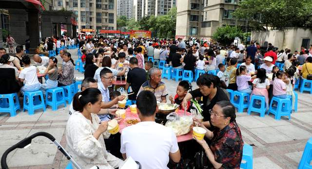 三千邻里共品养生蹄髈 企社联动温情筑梦社区——贵州巧丫食品“邻里蹄髈火锅宴”在帝景社区圆满举行