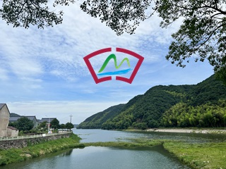 小黄侗寨的民族服装秀