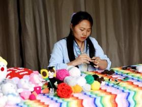 周私丽:巧手钩织“致富路”指尖开出“幸福花”